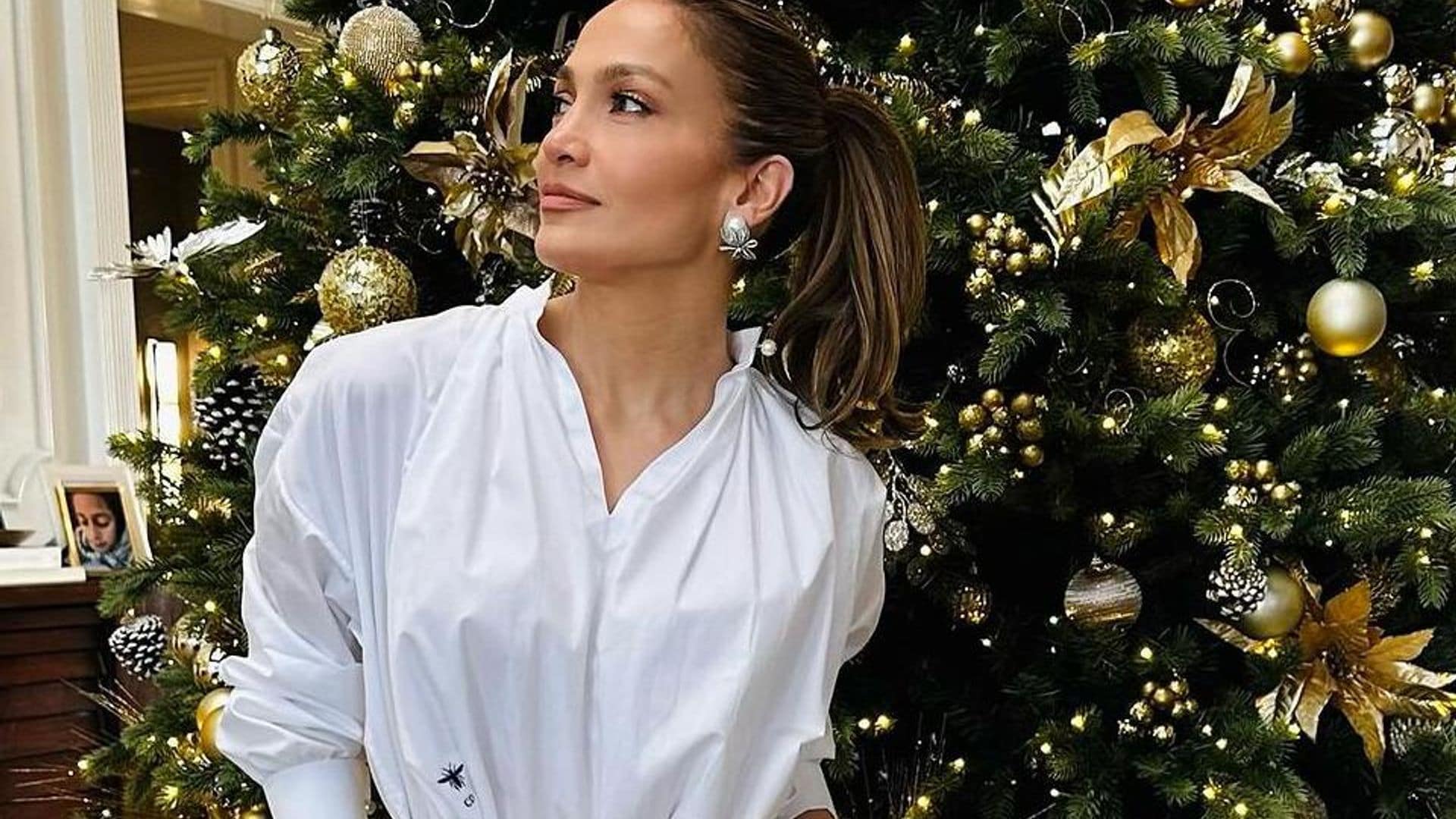 Jlo y su ‘look’ navideño con el que presume la decoración de su mansión