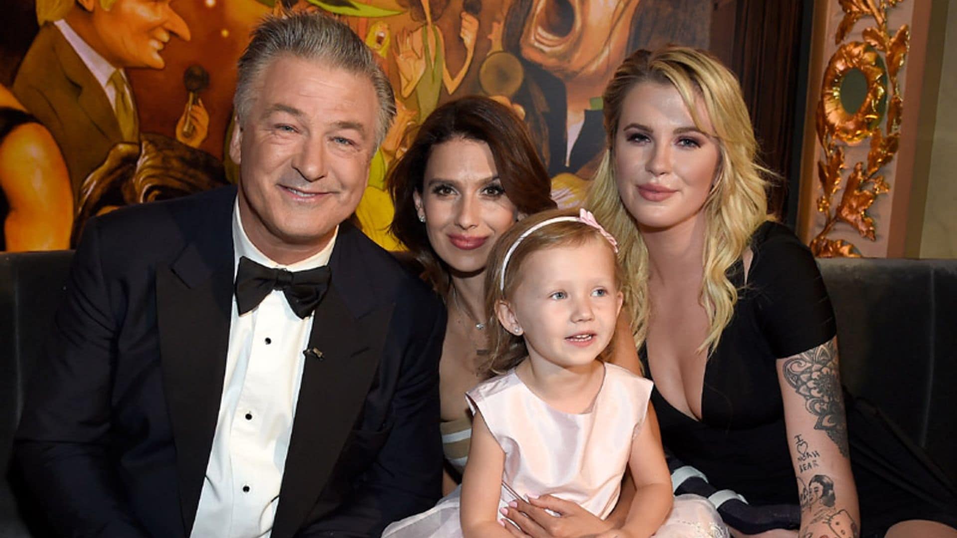 La gran noche de Alec Baldwin en la que fue sorprendido por sus chicas y por... Bill Clinton