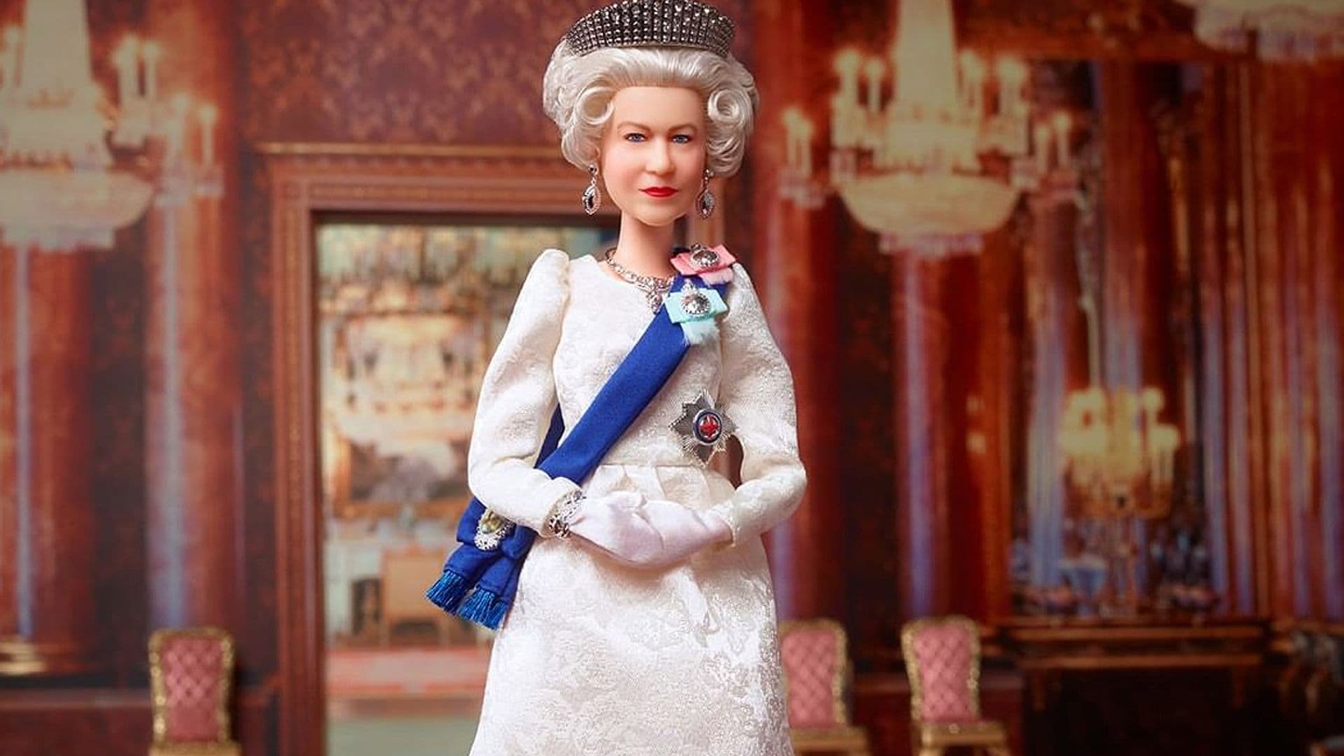 Isabel II recibe el regalo más original: ¡Una muñeca a su imagen y semejanza!