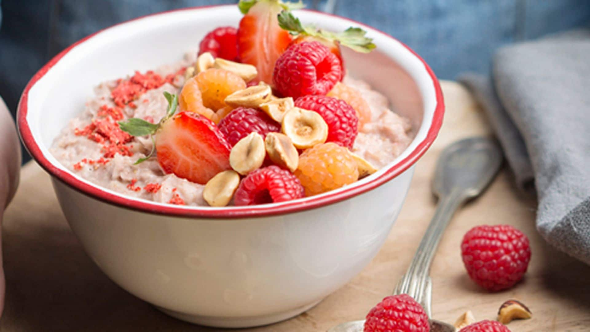 'Porridge' de avena, avellanas, canela y frutos rojos