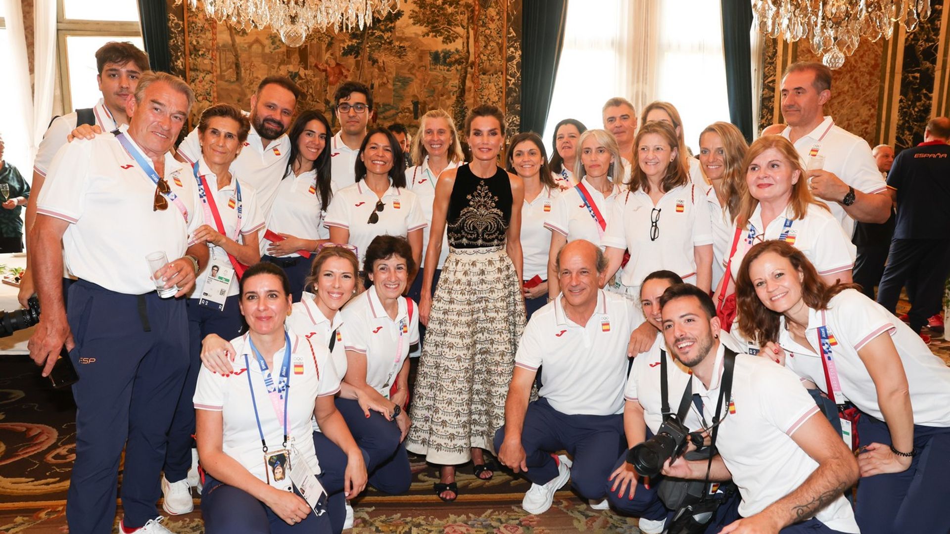 La reina Letizia debuta en París con un vestido de pedrería Alta Costura, sandalias ‘coquette’ y moño desenfadado