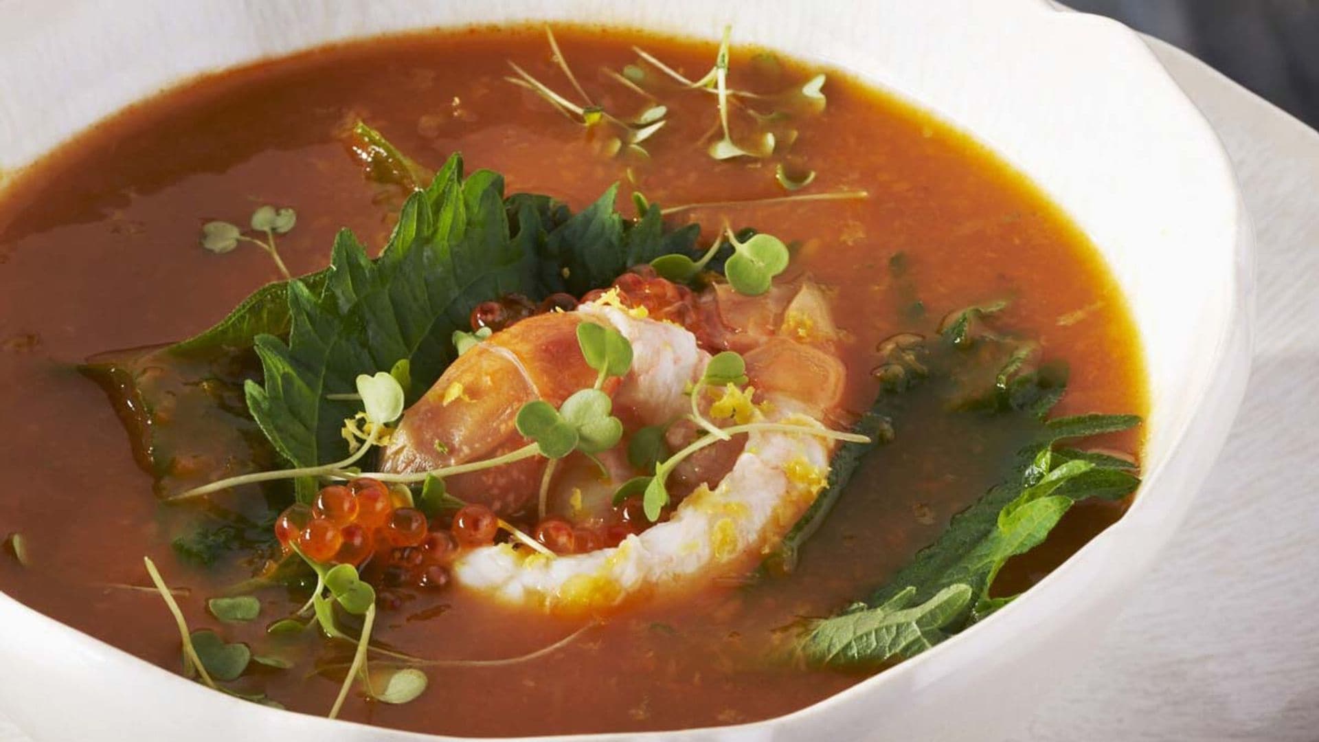 Sopa de gambas con hojas de 'sisho' en el microondas