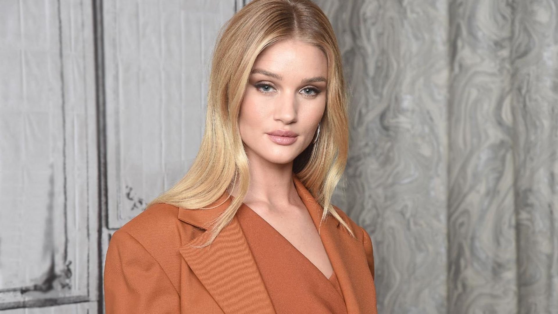 Ocho looks infalibles para tus citas de verano, por Rosie Huntington-Whiteley