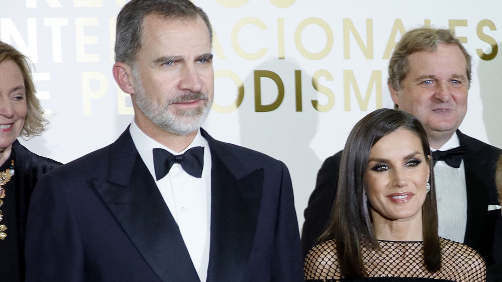 Doña Letizia se rodea de periodistas: acude junto al rey Felipe a los premios 'Mariano de Cavia'