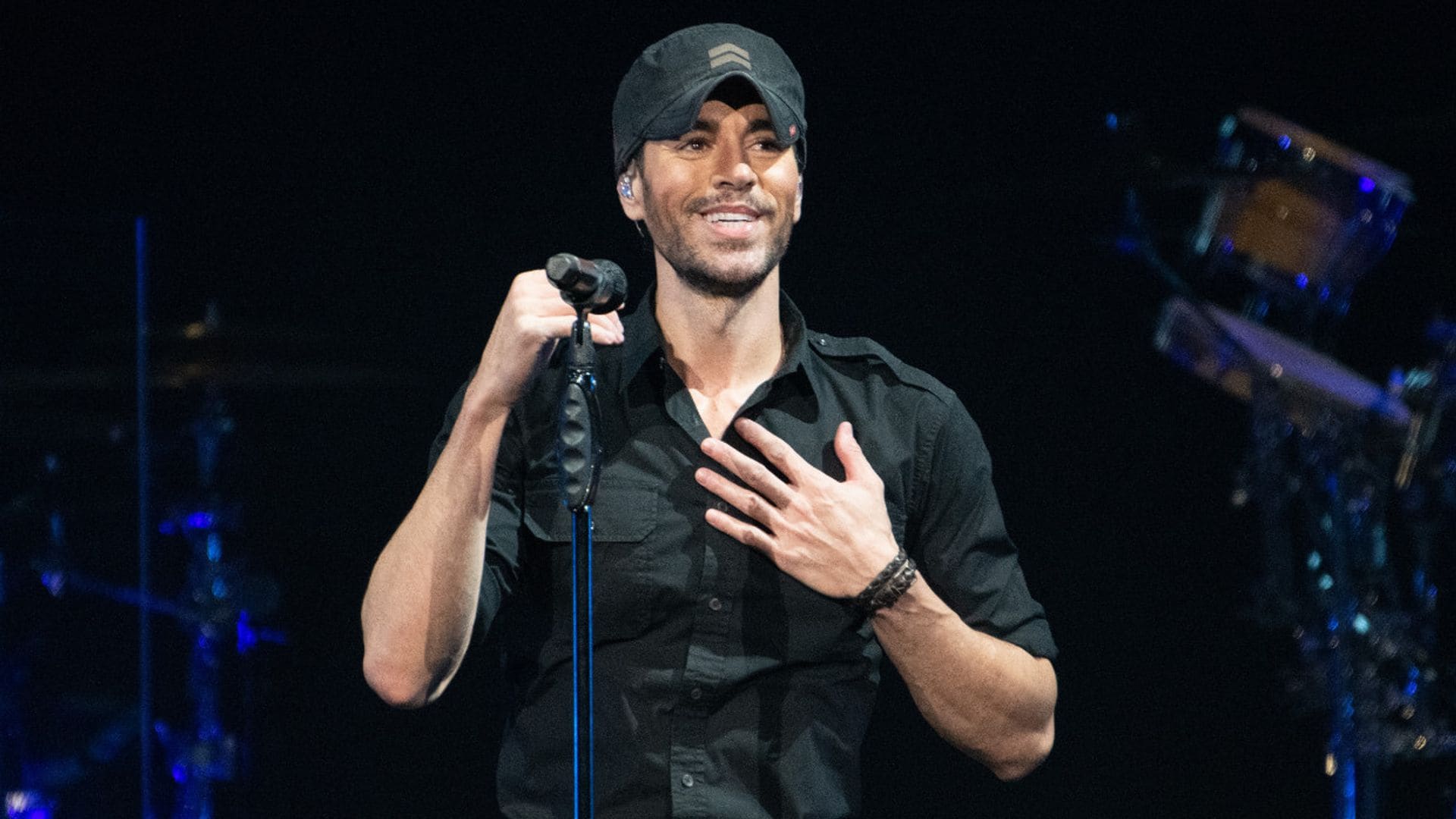 Enrique Iglesias anuncia que padece neumonía pocos días después de cumplir los 48 años