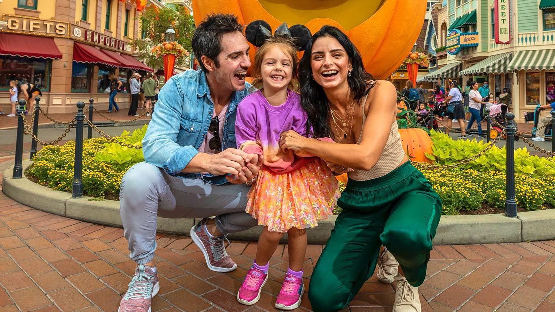 Asilinn Derbez, Mauricio Ochmann y su hija Kailani se divierten juntos en Disneyland