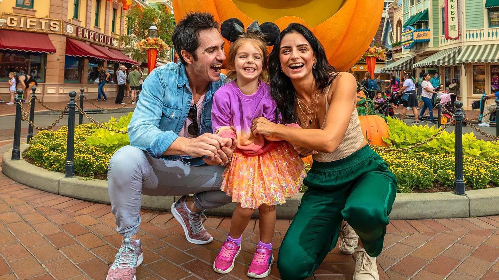 aislinn derbez y mauricio ochmann con su hija kailani en disneyland en anaheim california