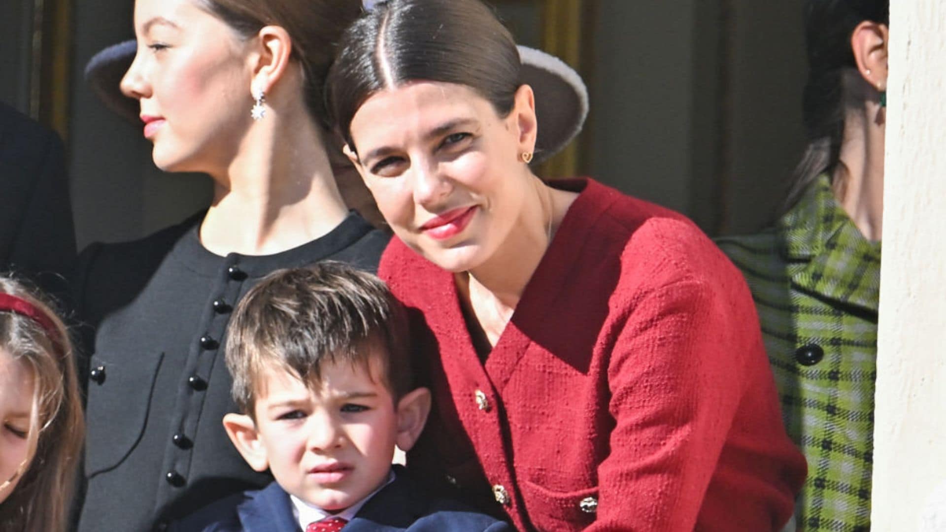 Los gestos más tiernos que han protagonizado las mamás Grimaldi junto a sus hijos en el balcón