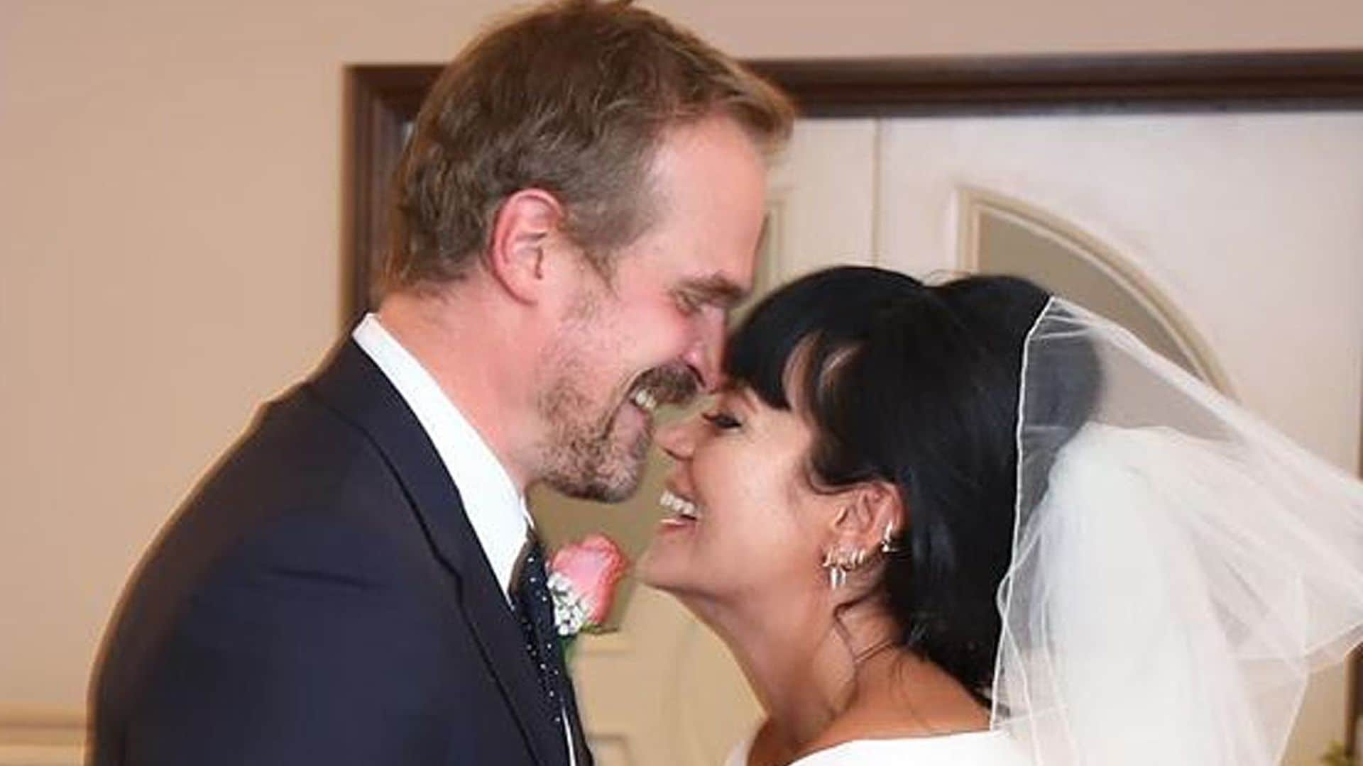 Lily Allen y David Harbour ('Stranger Things') se han casado en una boda al estilo Las Vegas