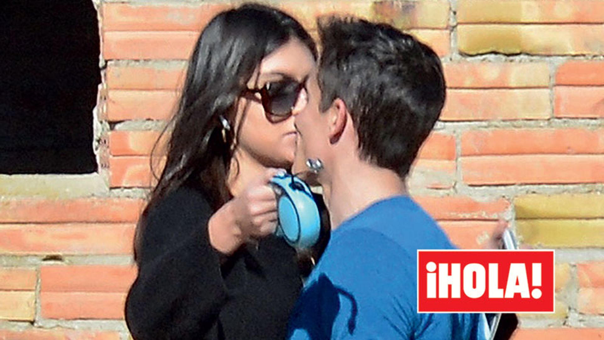 Exclusiva en ¡HOLA!: Lucía Rivera y Marc Márquez, el primer beso de la pareja del momento