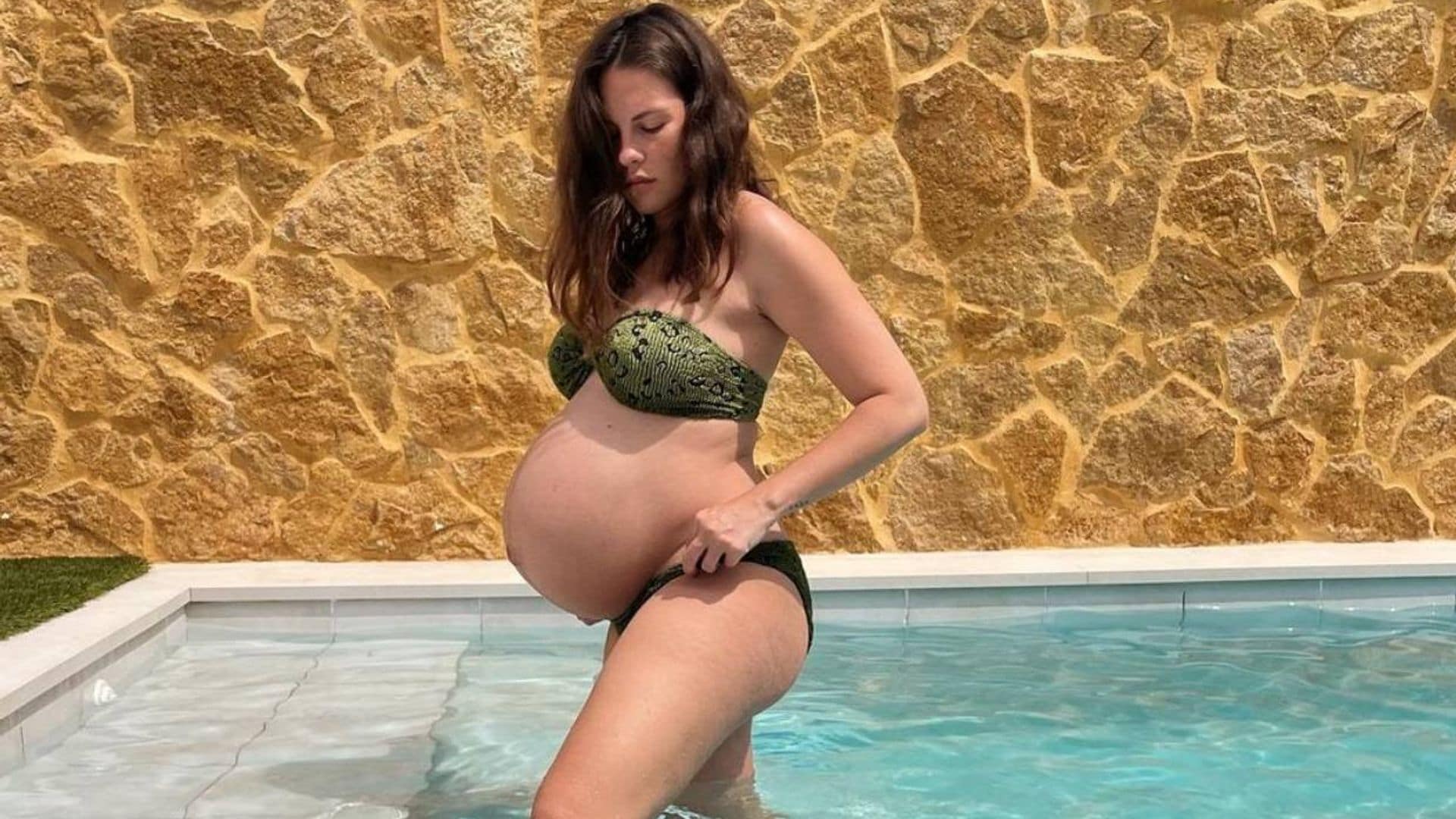 El posado veraniego y refrescante chapuzón de Jessica Bueno en la recta final de su embarazo