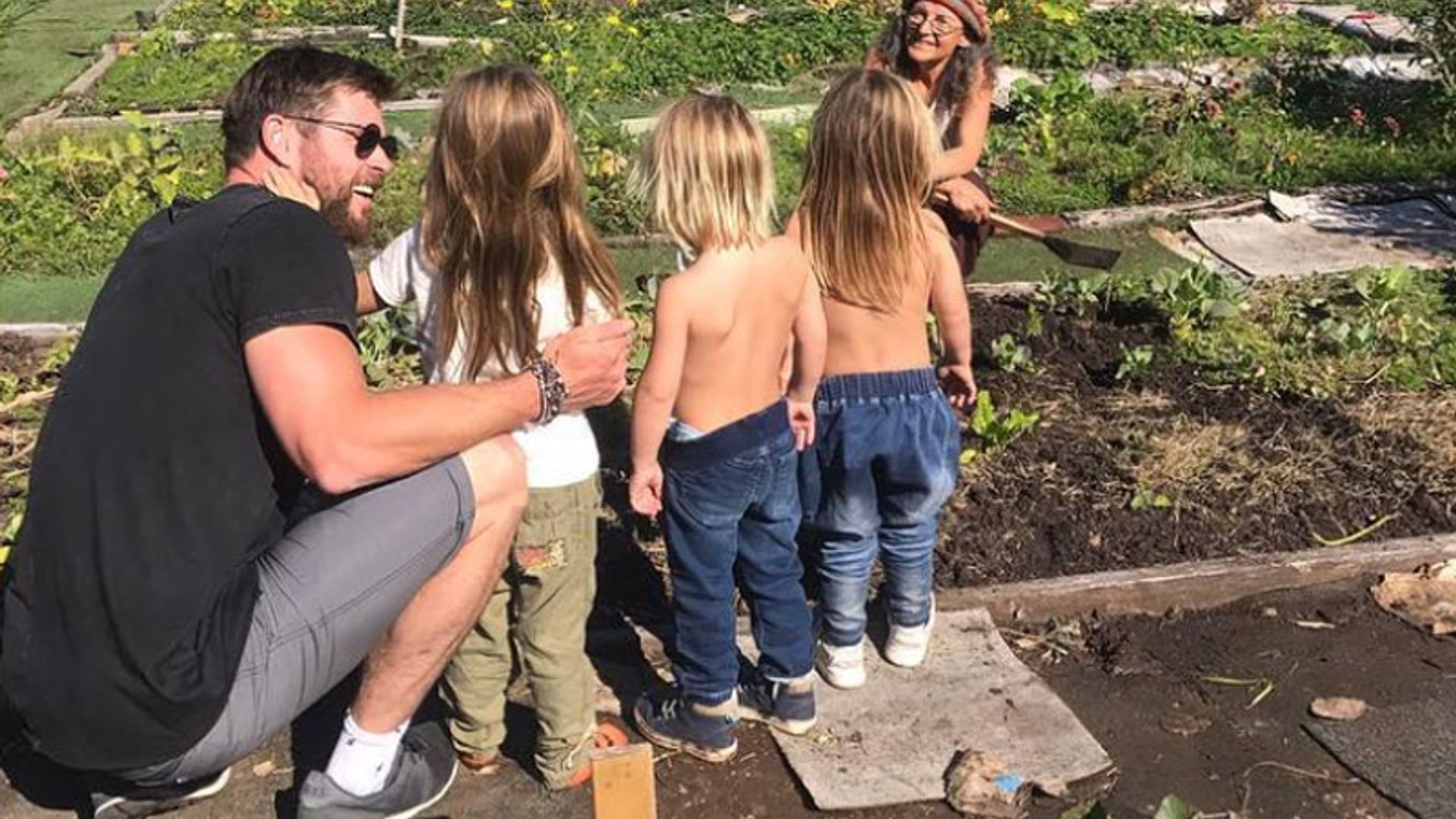 ¡Papá jardinero! Chris Hemsworth muestra una nueva faceta con sus hijos