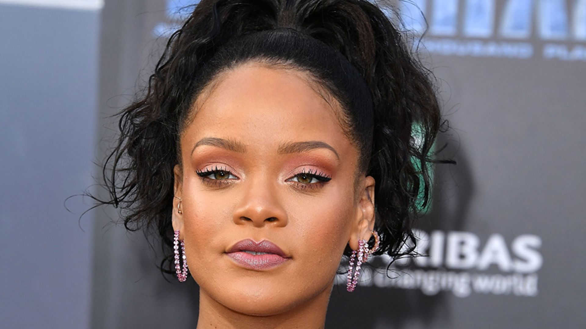 ¿Tez oscura? Rihanna te da las claves para potenciar tu mirada con estos 3 maquillajes