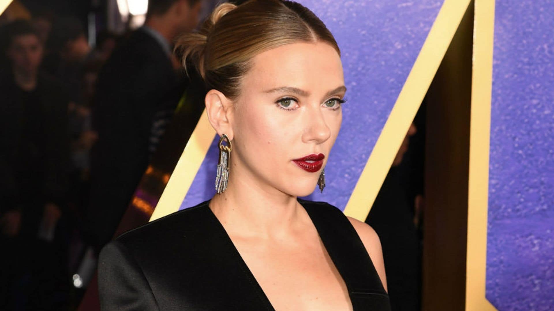 Scarlett Johansson se rinde al escotazo que disimula el pecho