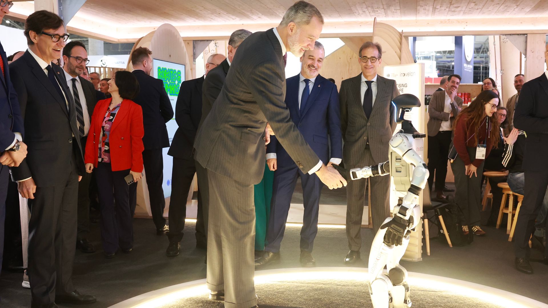 Las imágenes más curiosas del Rey en su visita al Mobile World Congress: de su saludo a un robot a pilotar un coche de Fórmula 1