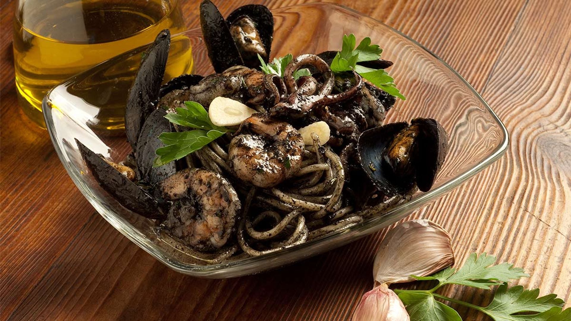 Pasta con mejillones, gambas y calamares en su tinta