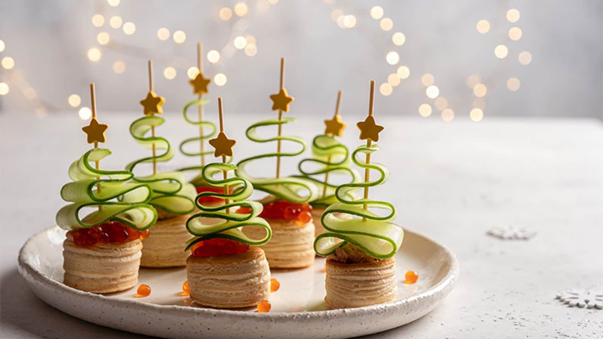 Volovanes rellenos de paté de salmón con huevas y pepino