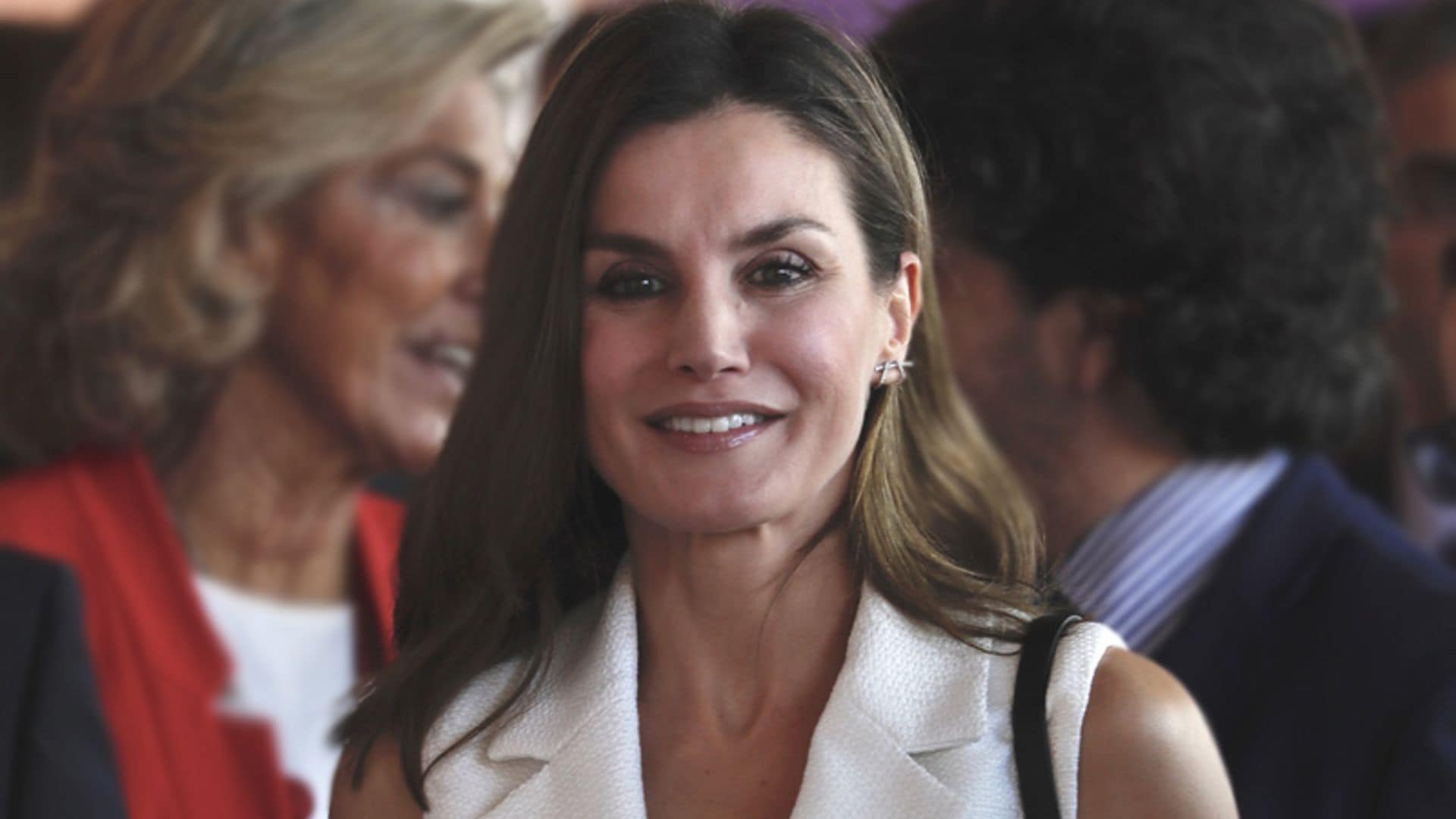 Los nuevos 'mules' de doña Letizia y el look de reconciliación con las tendencias