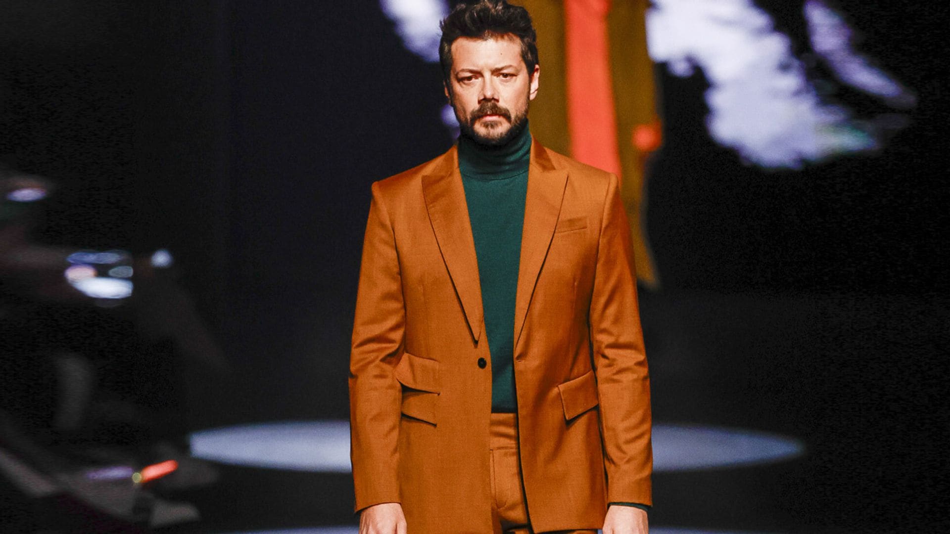 Álvaro Morte debuta como modelo en el esperado regreso de Elio Berhanyer a Fashion Week Madrid