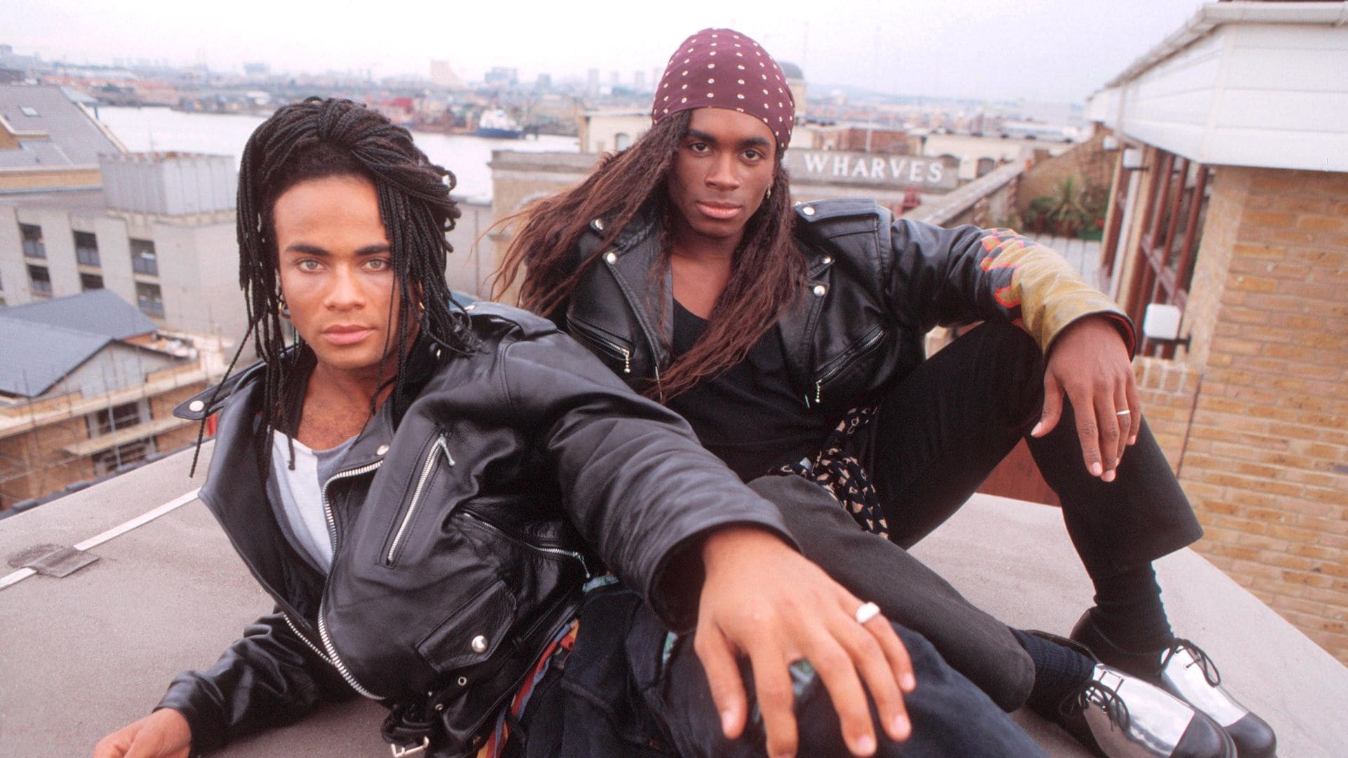 La serie de los hermanos Menéndez revive el fenómeno musical de Milli Vanilli