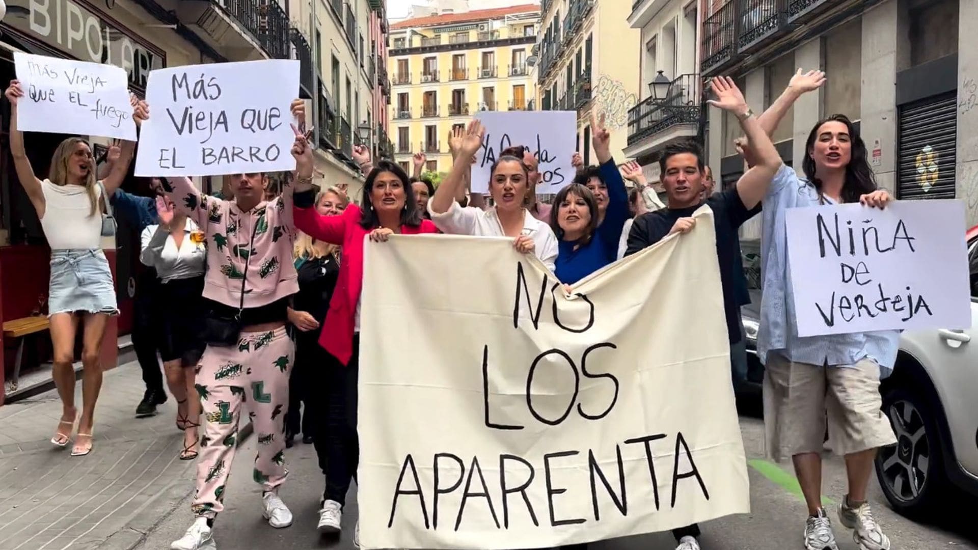 El divertidísimo cumpleaños de Miren Ibarguren: de manifestación y con pancartas con el lema 'no los aparenta'