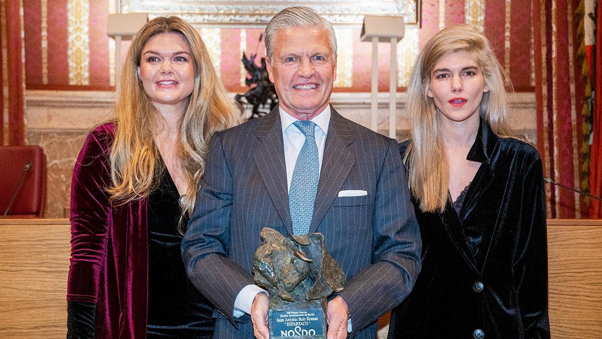 La emoción de las hijas de Espartaco y de su novia en un homenaje al torero en Sevilla