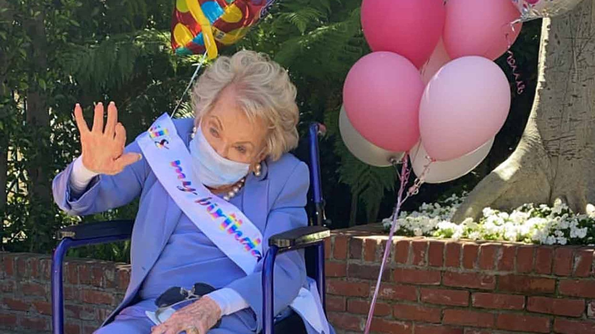 La viuda de Kirk Douglas celebra sus 101 años con mascarilla y a distancia