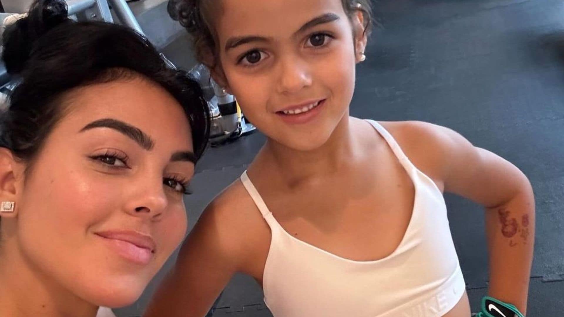 Alana demuestra que es una 'mini Georgina', ¡entrenando en el gym!