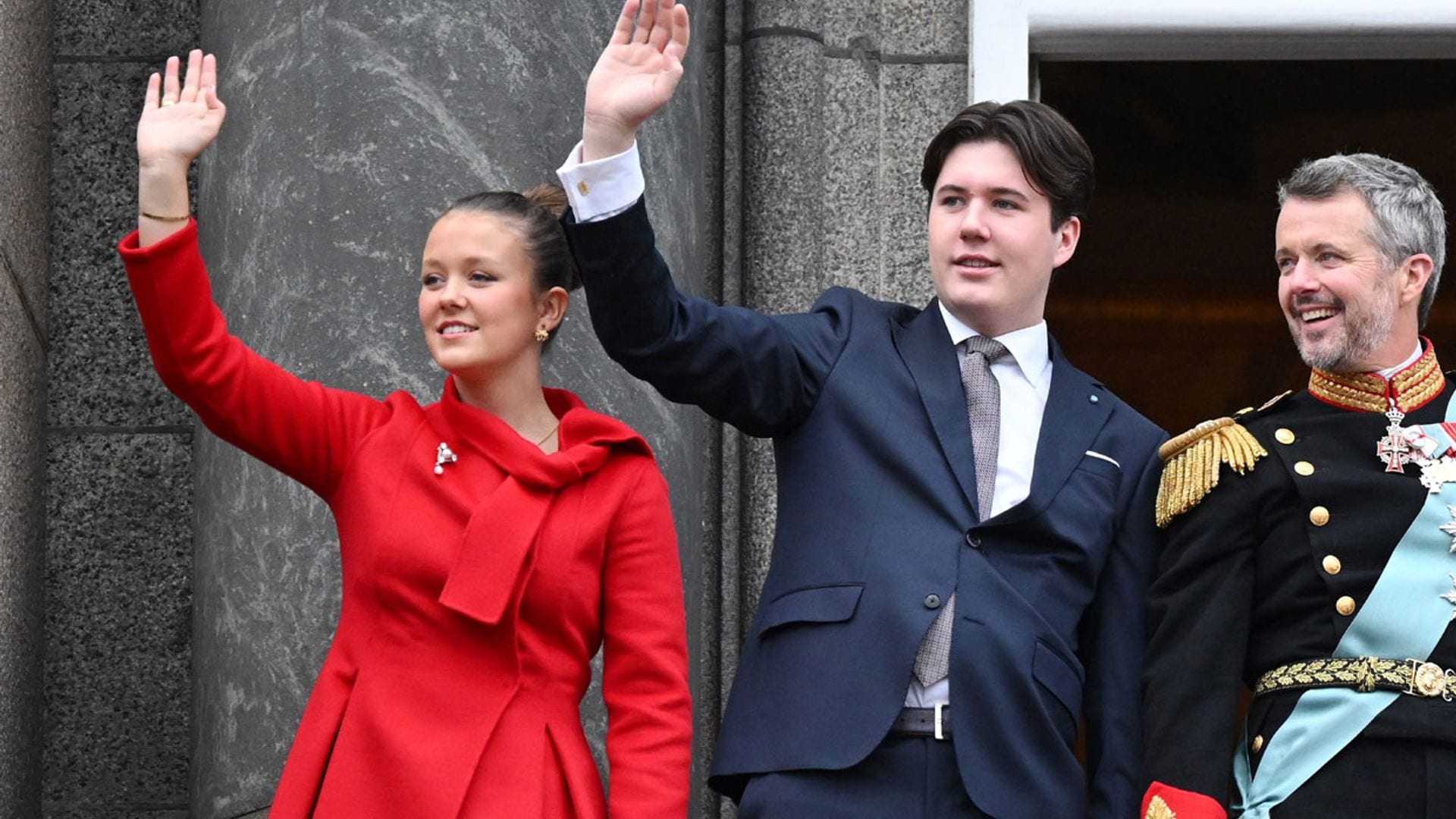 Isabella de Dinamarca rinde homenaje a su abuela Margarita con un abrigo rojo y el broche de su confirmación