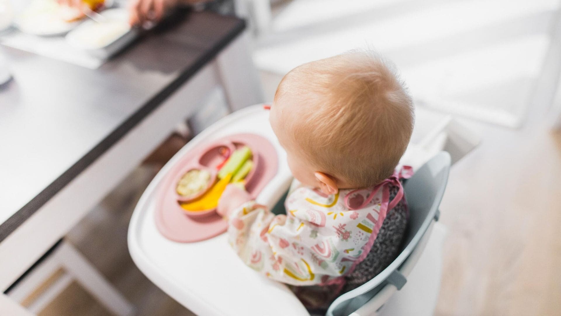 Tu bebé debería comer con vosotros en la mesa y estas son las razones