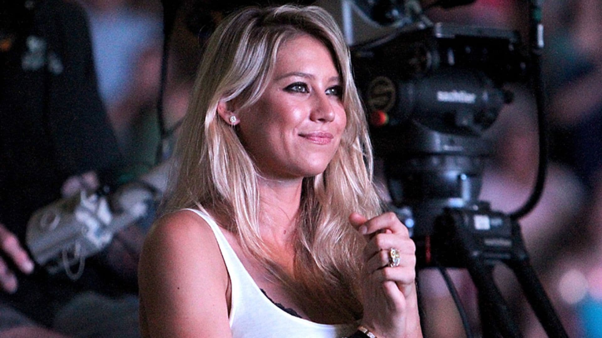 Anna Kournikova echa la vista atrás y nos muestra su 'tripita' de embarazada