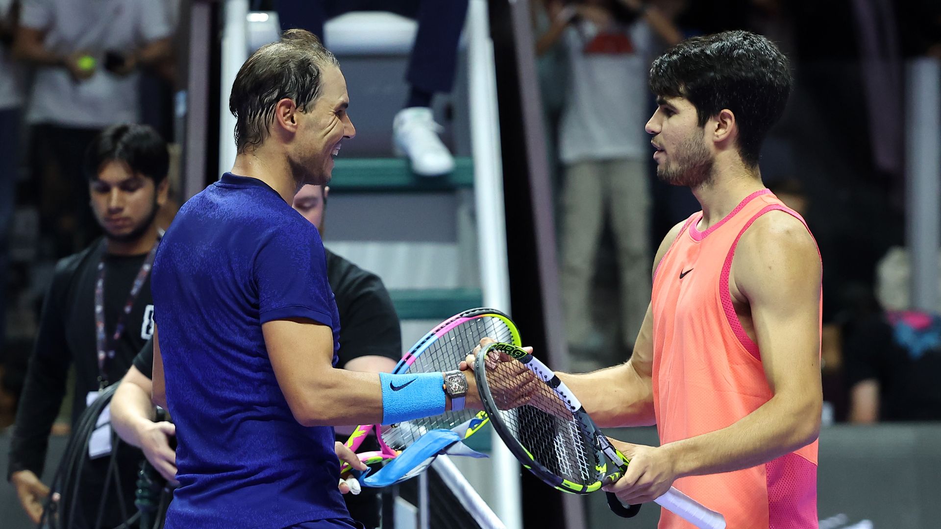 Rafa Nadal reaparece tras el anuncio de su retirada en un millonario duelo y arropado por su familia