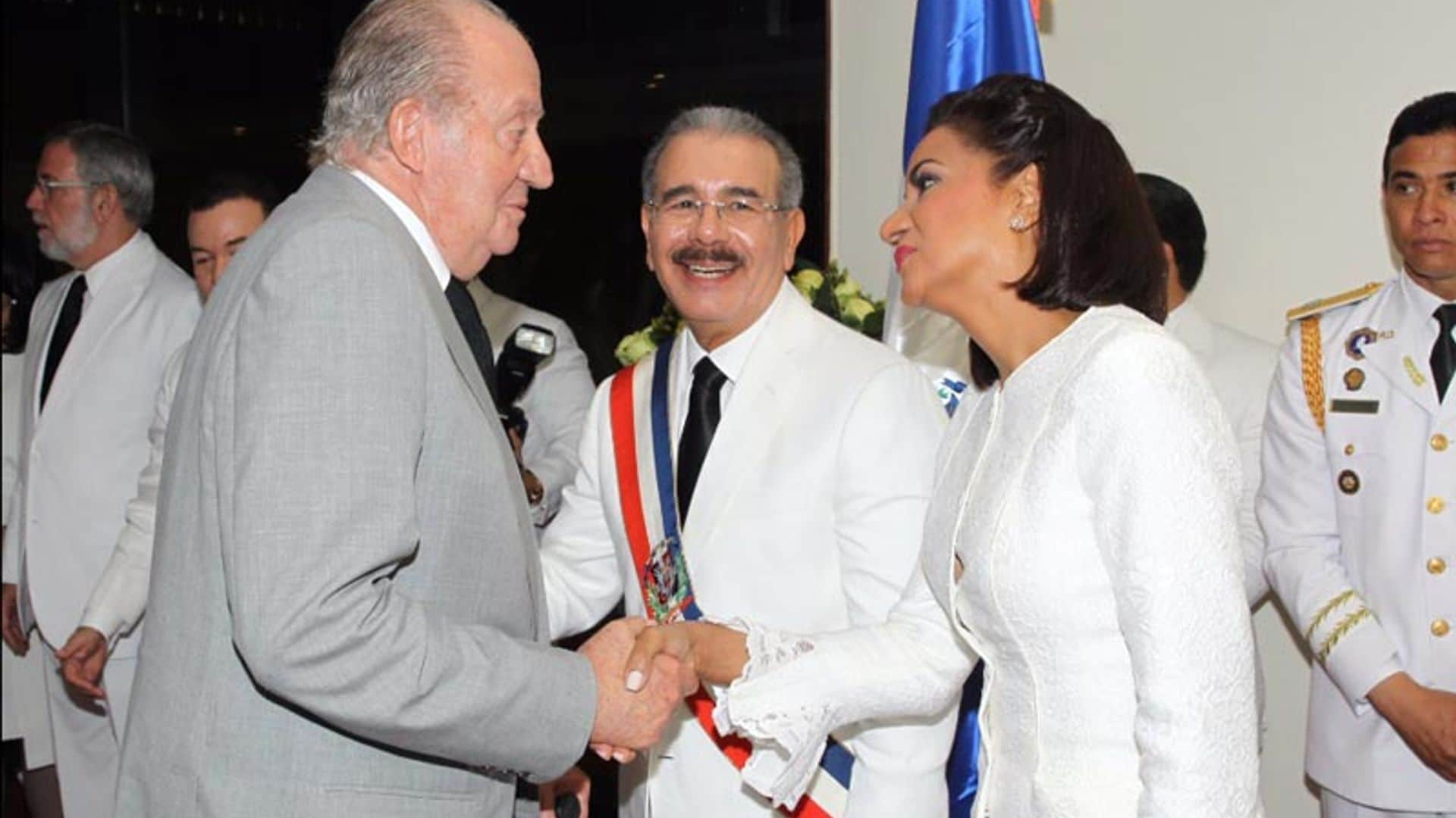 De los viajes de placer del rey Juan Carlos a la singular etiqueta en la toma de posesión del Presidente de la República Dominicana