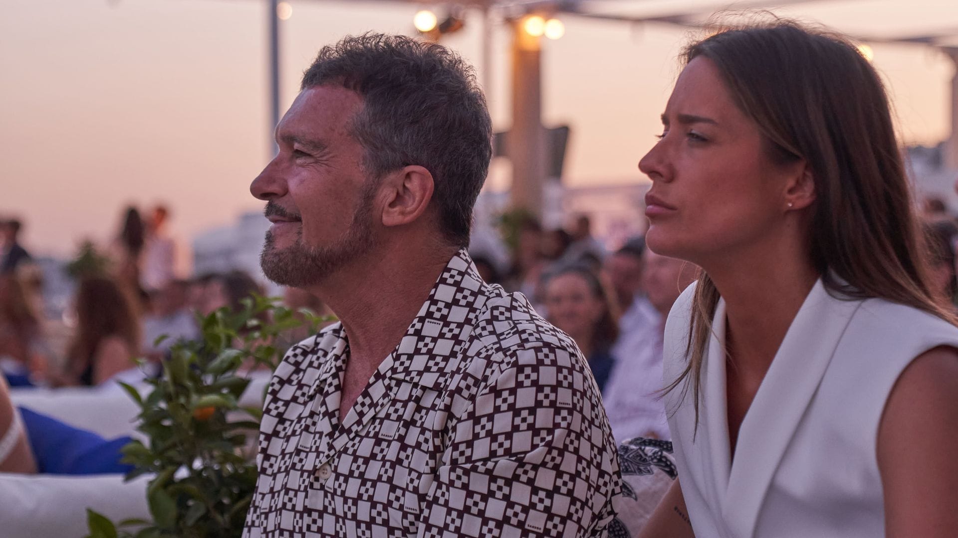 Antonio Banderas, Kirá Miró y Cayetana Guillén Cuervo disfrutan de la música de Café Quijano con vistas al mar Mediterráneo
