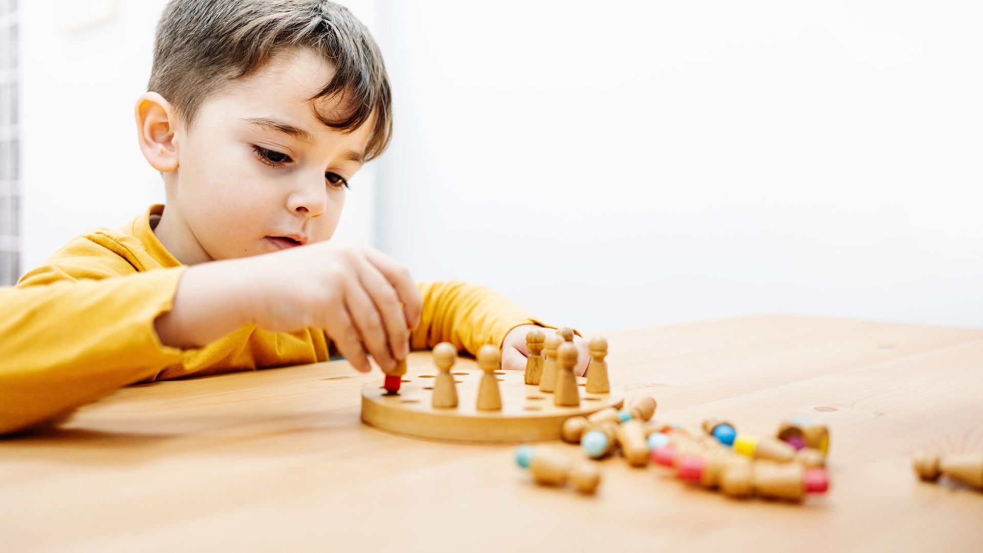 Niño juega solo con un juego de memoria