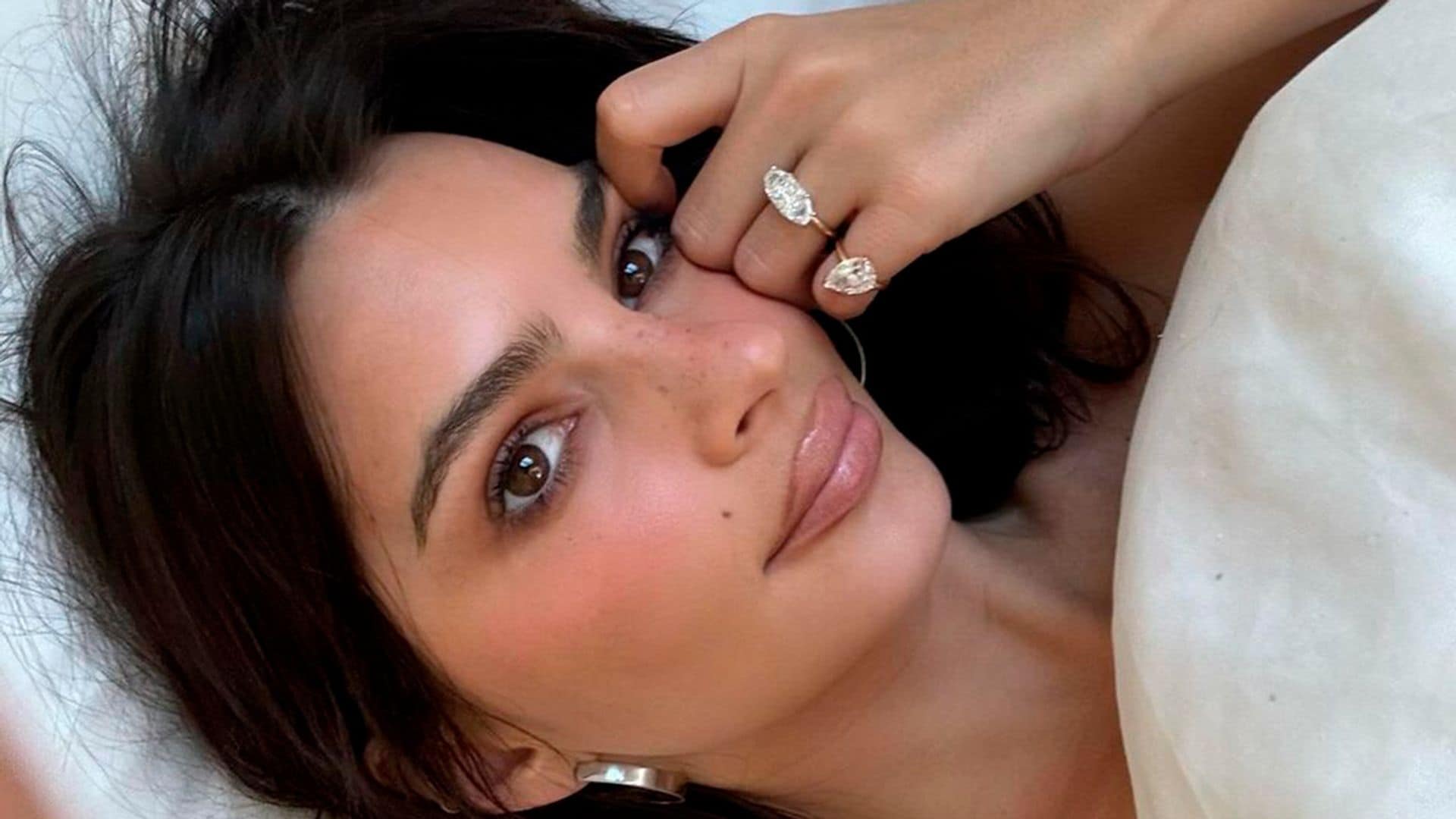 Emily Ratajkowski transforma su anillo de compromiso en dos 'anillos de divorcio'