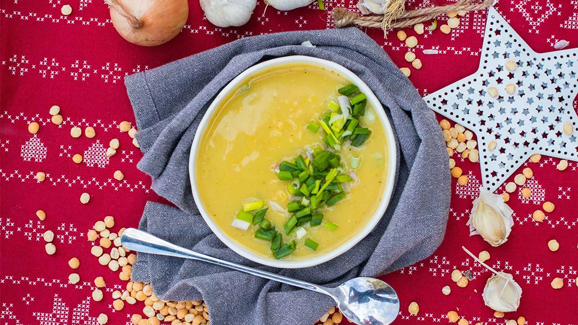 Crema de guisantes y garbanzos con cebolla de verdeo