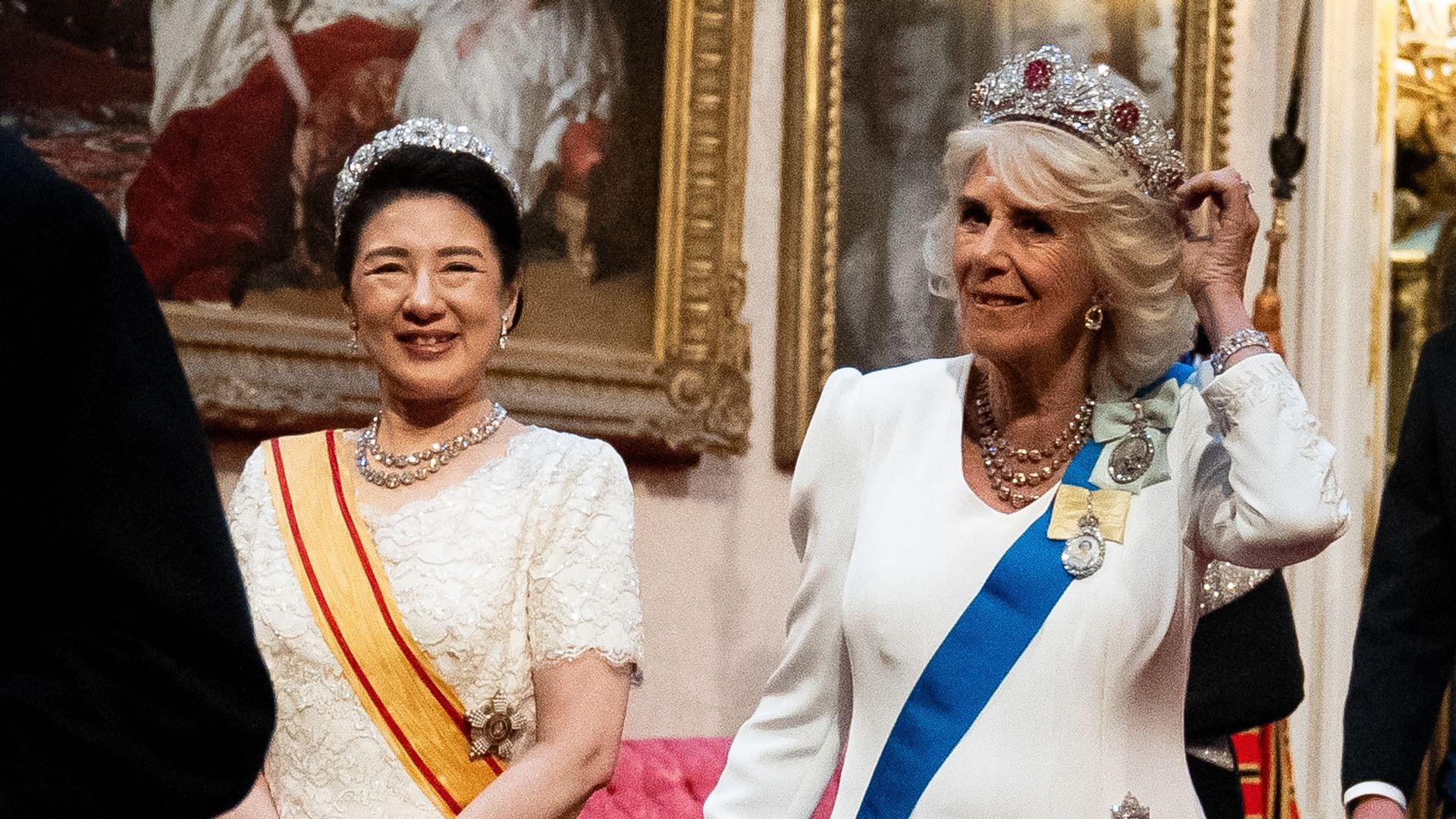 Analizamos lo que cuentan las joyas que la reina Camilla y la emperatriz Masako llevaron en Buckingham