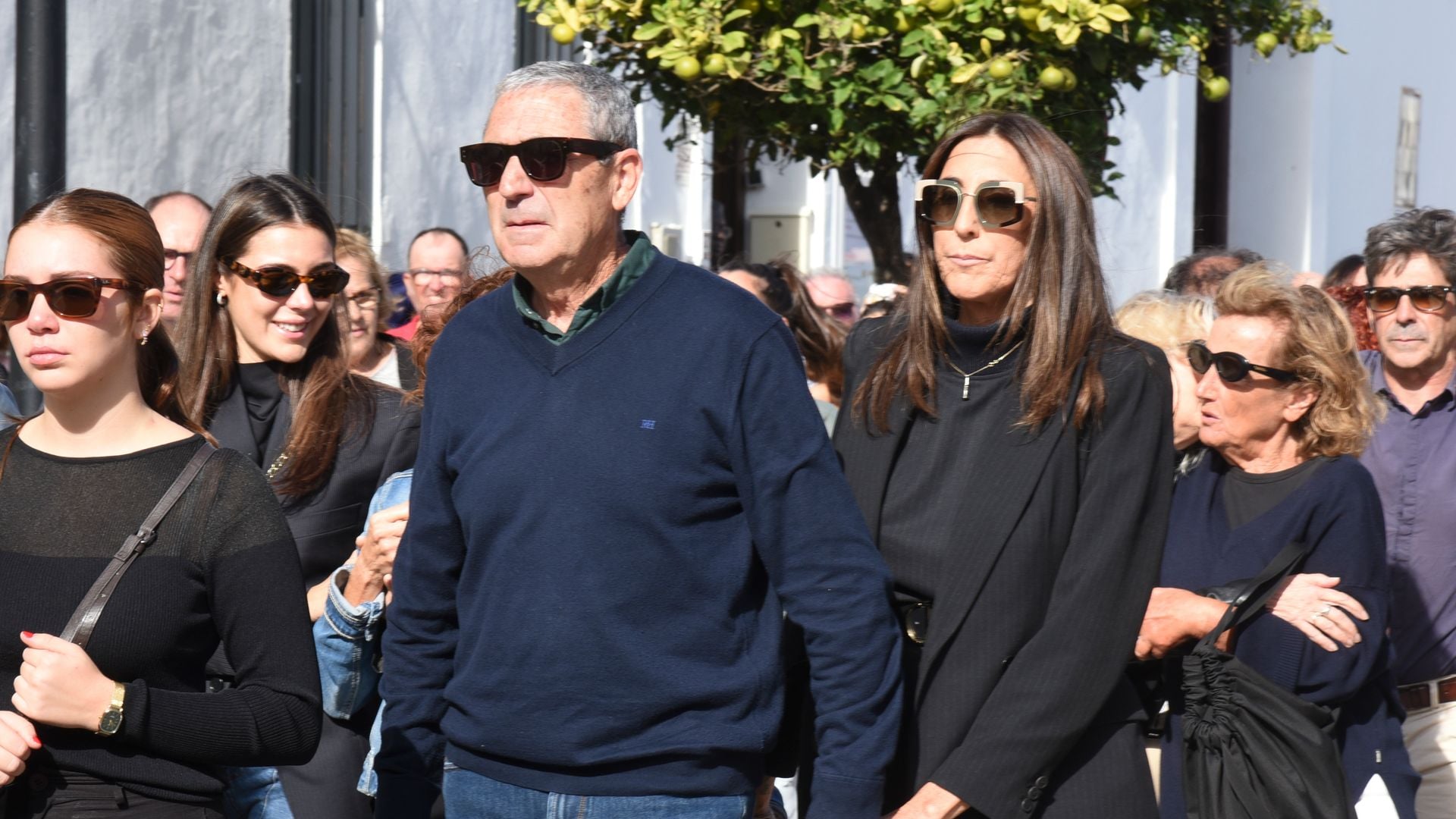 Paz Padilla, junto a su hija Anna Ferrer, arropada por familiares y amigos en el funeral por su hermano Luis