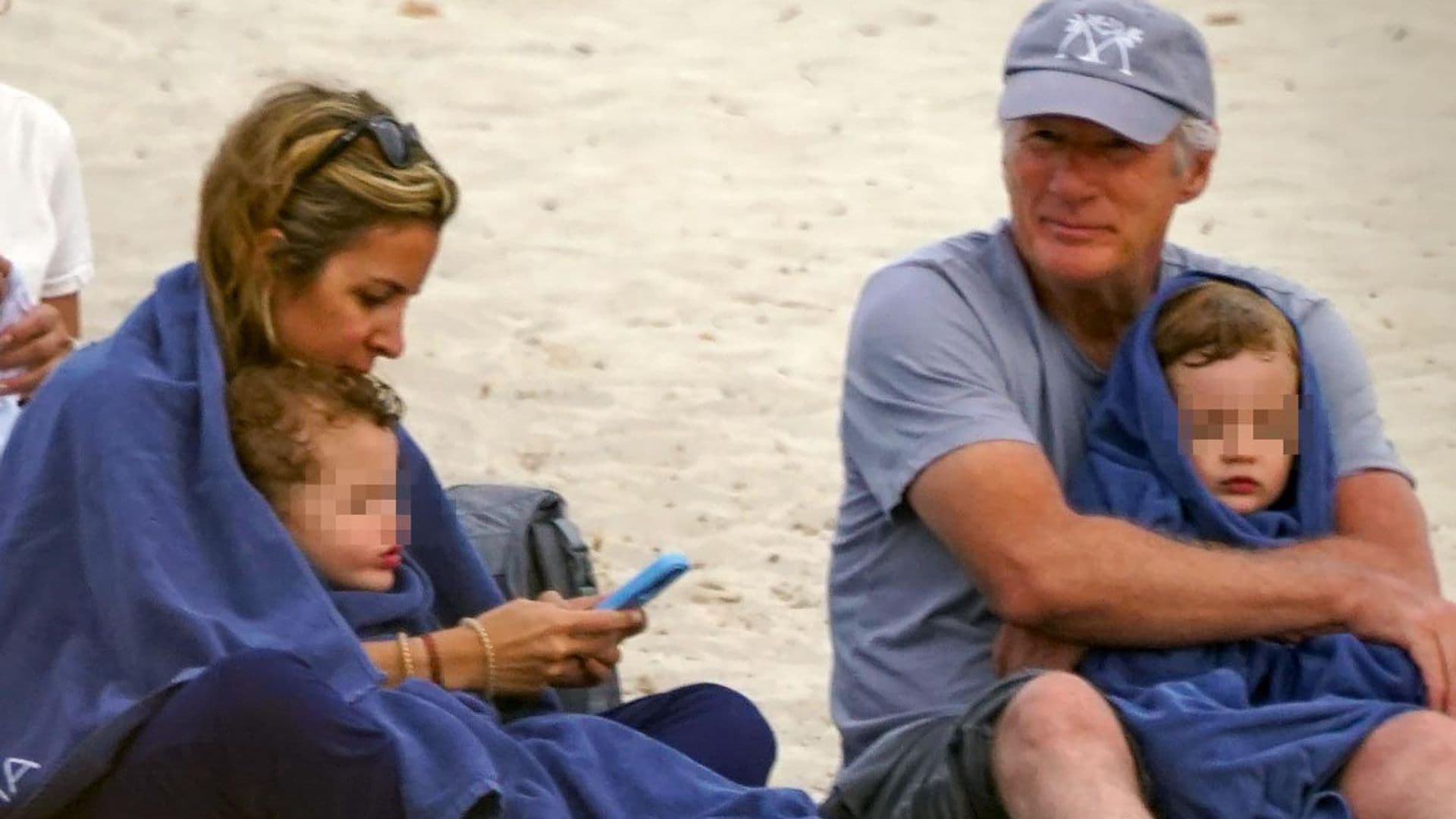 Richard y Alejandra Gere, fotografiados por primera vez con sus dos hijos durante sus vacaciones en Ibiza