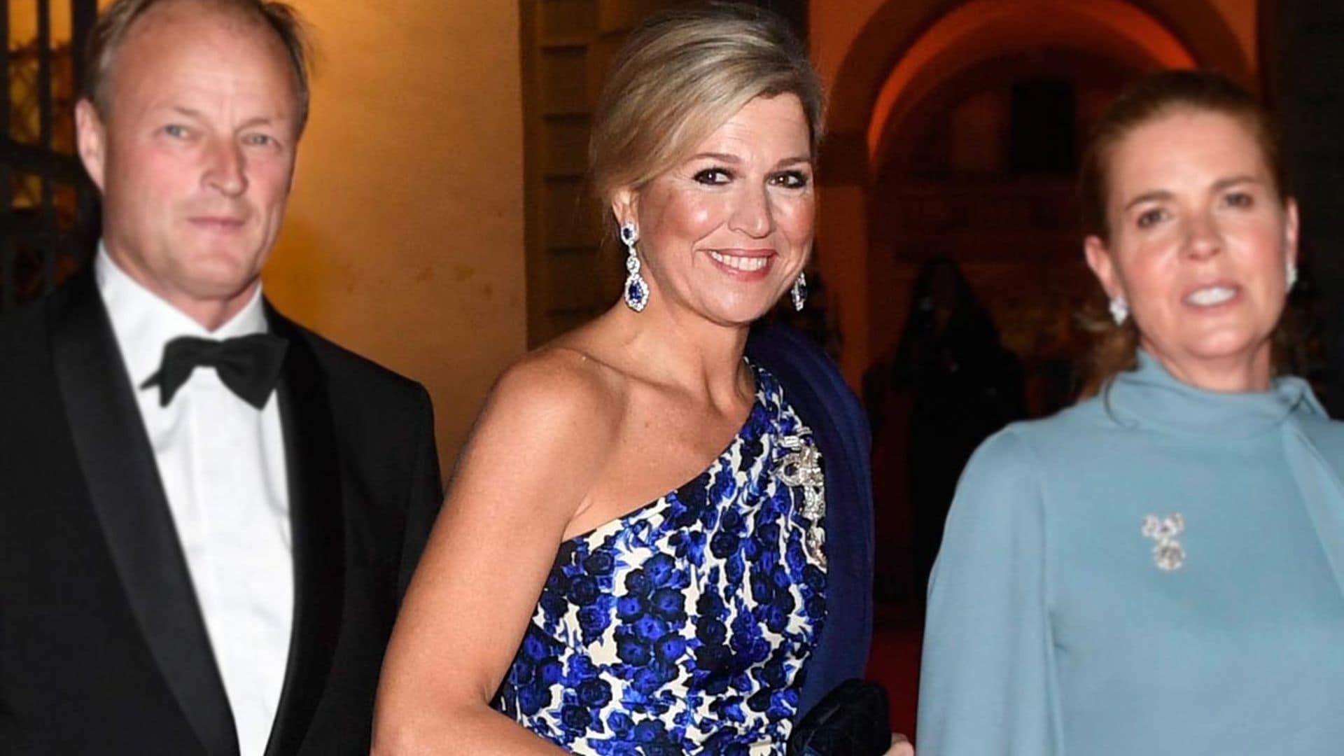 Máxima triunfa en una boda con el vestido floral de gala que estrenó... ¡hace 11 años!