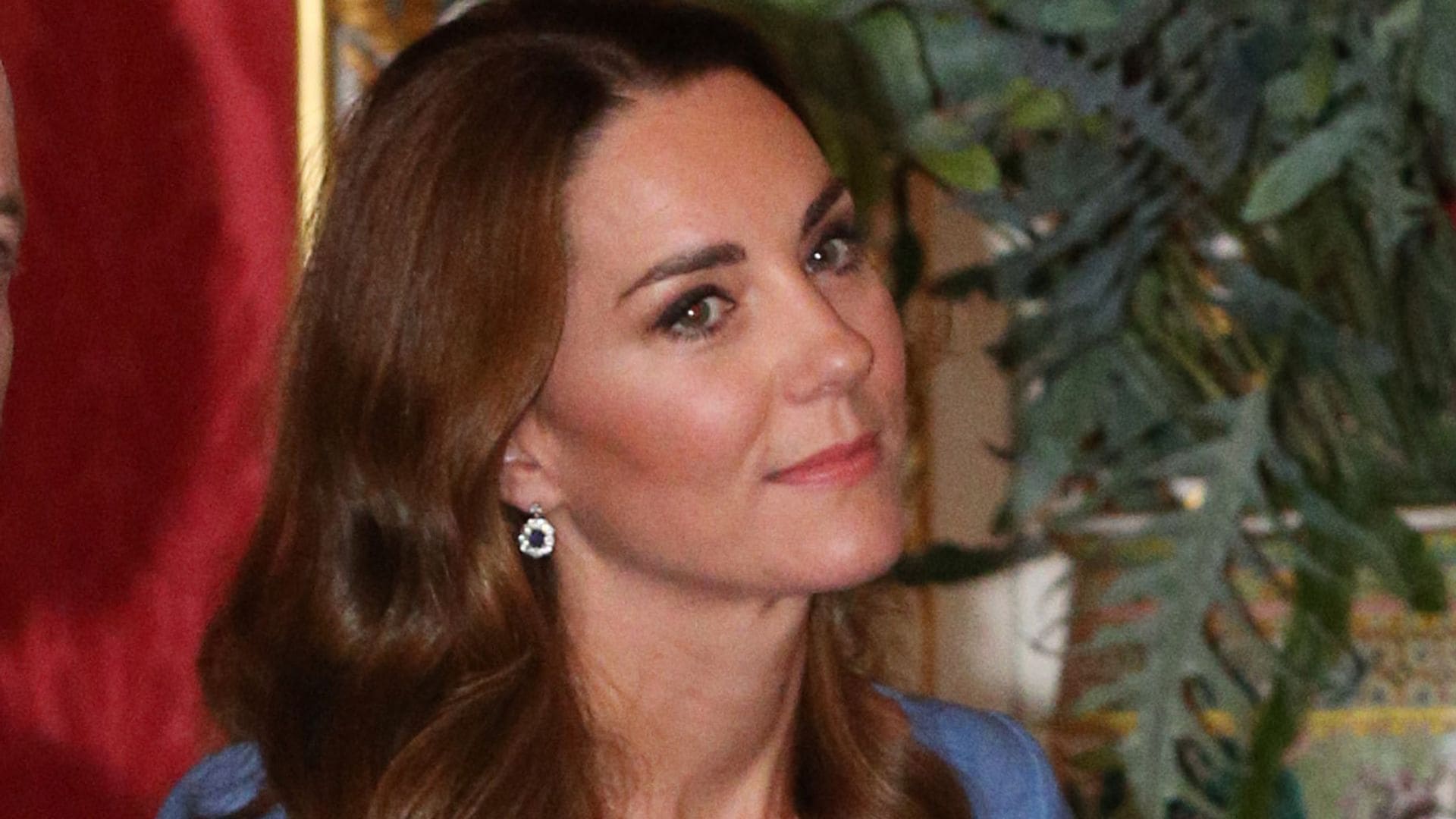 Kate Middleton, pura elegancia con vestido azul y pendientes de Diana de Gales