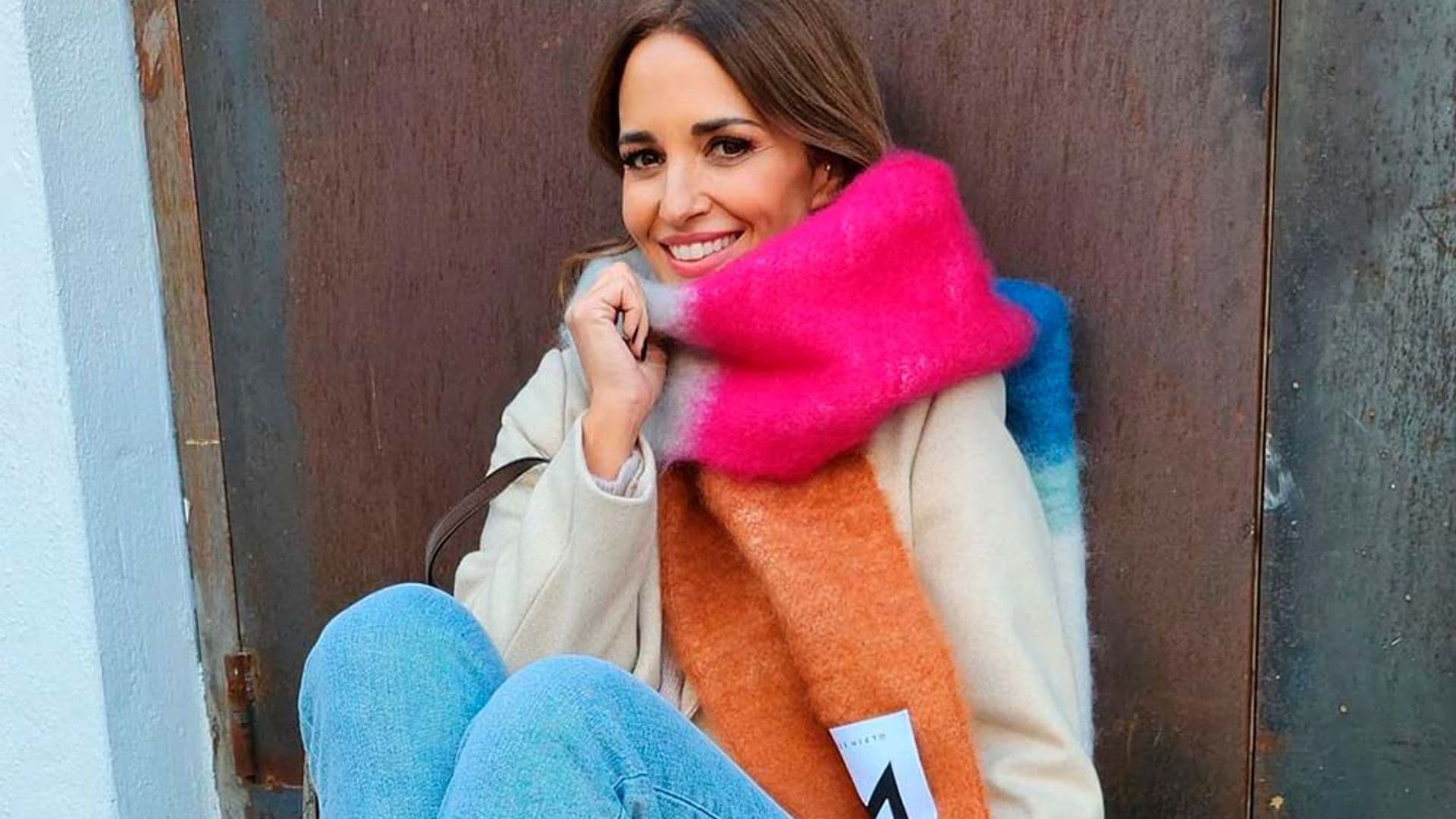 Paula Echevarría transforma un look básico con el abrigo de pelo que triunfa en el 'street style'