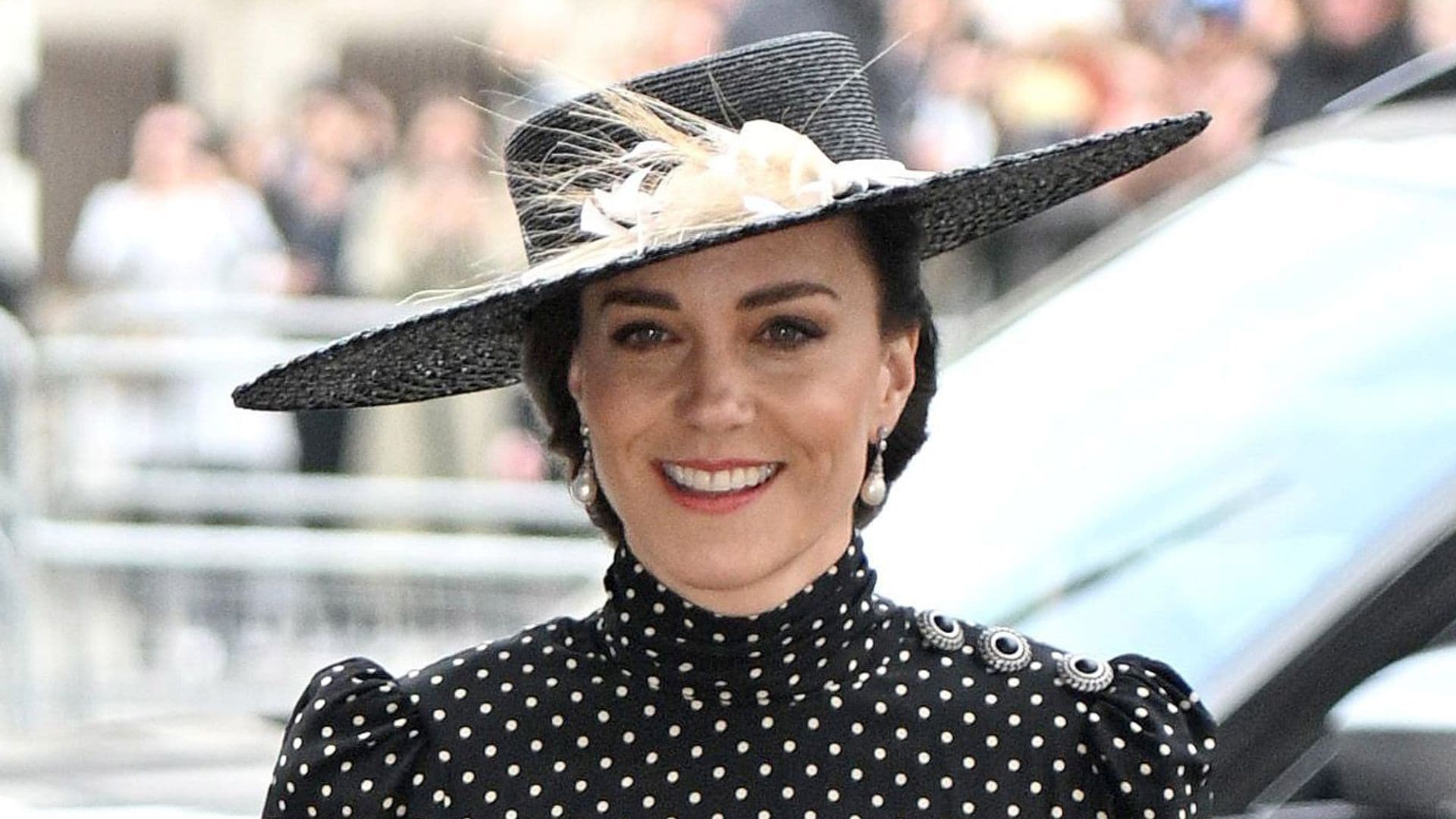 Kate Middleton, sobria y muy elegante con su vestido de lunares y una pamela oscura