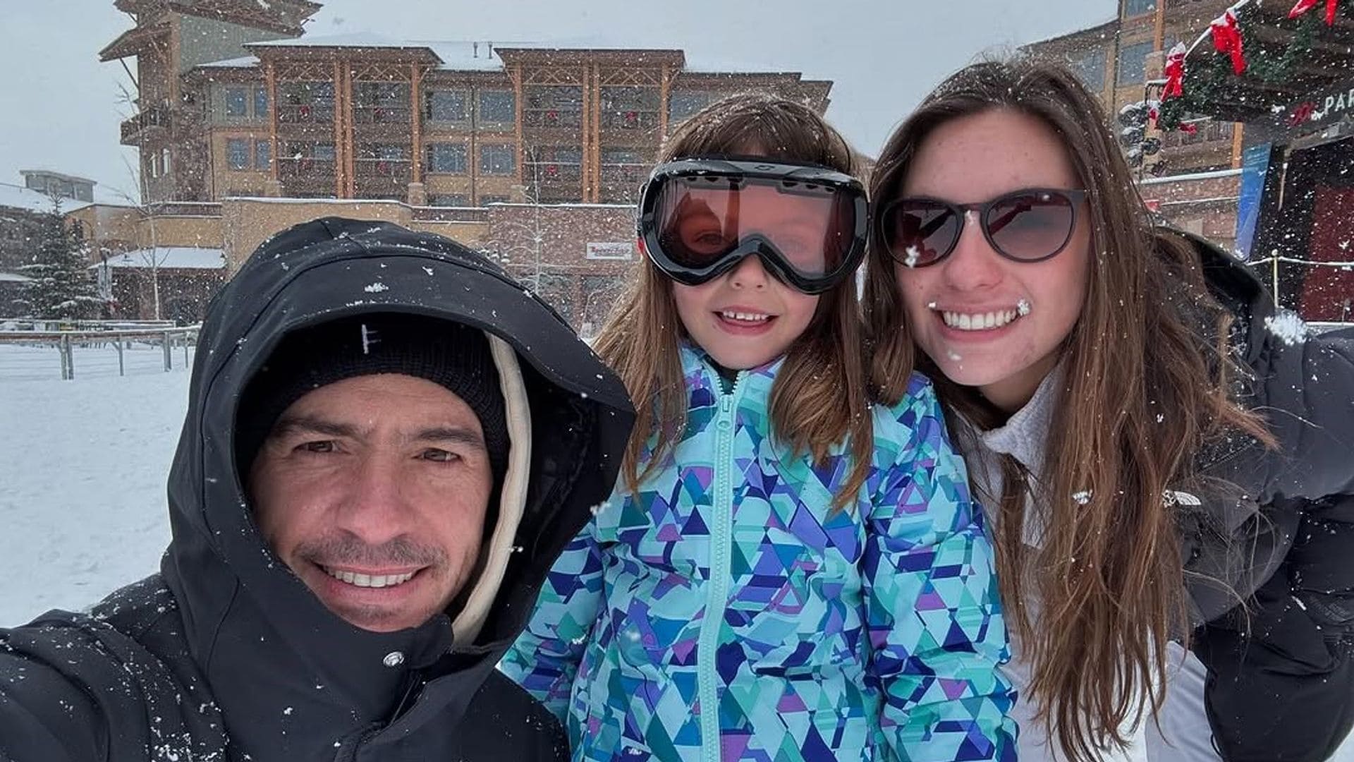 ¡Una aventura en la nieve! Mauricio Ochmann arranca el año con unas vacaciones junto a sus hijas