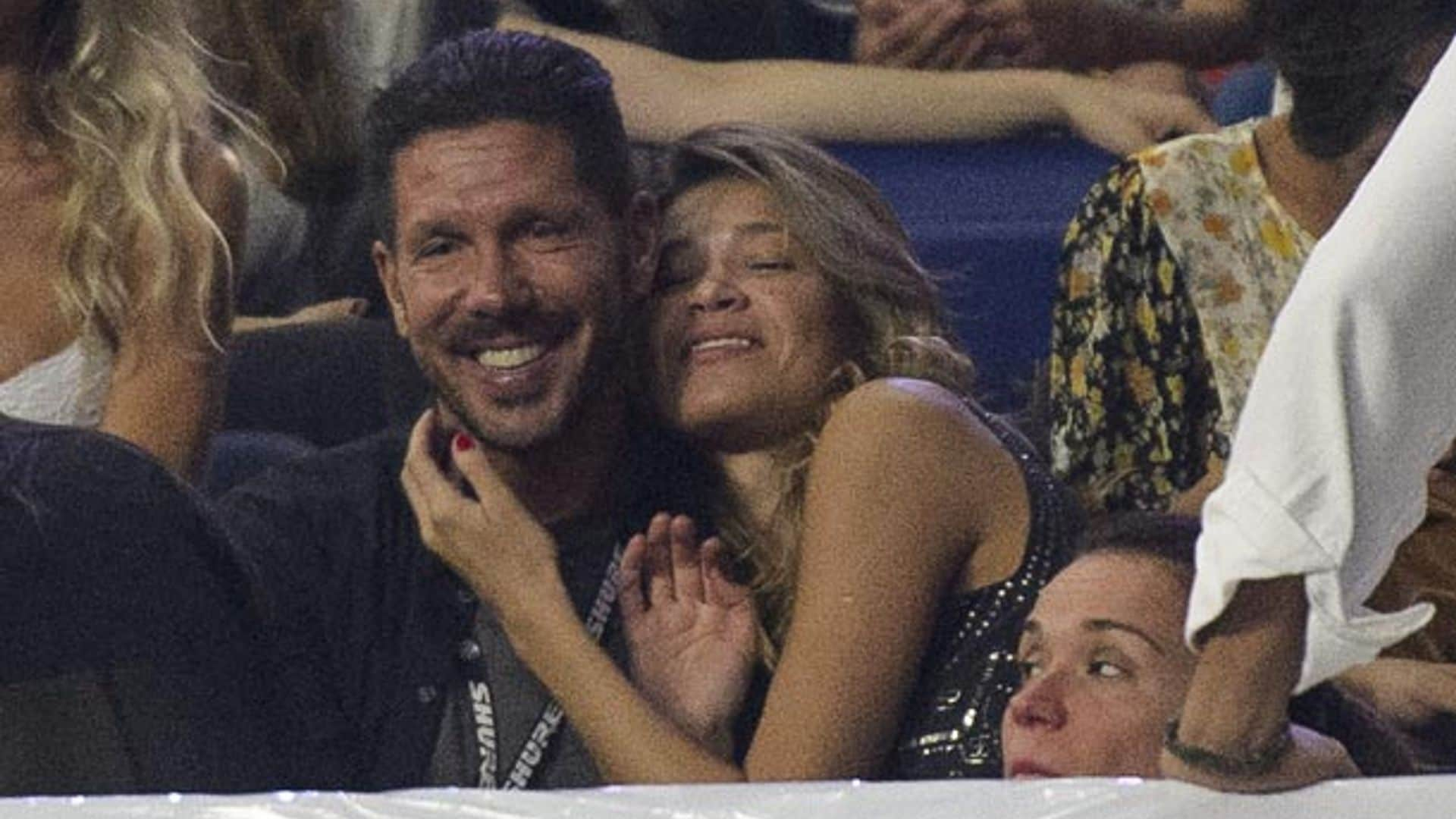 El Cholo Simeone y Carla Pereyra: complicidad y ¡muchos besos! al son de la música de Maná