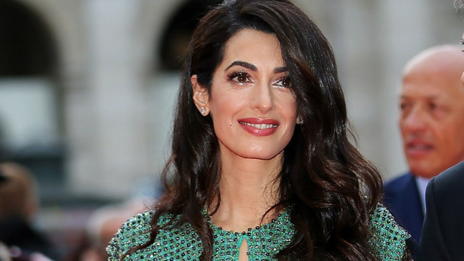 De cuando Amal Clooney dio con el conjunto perfecto que sustituye cualquier joya