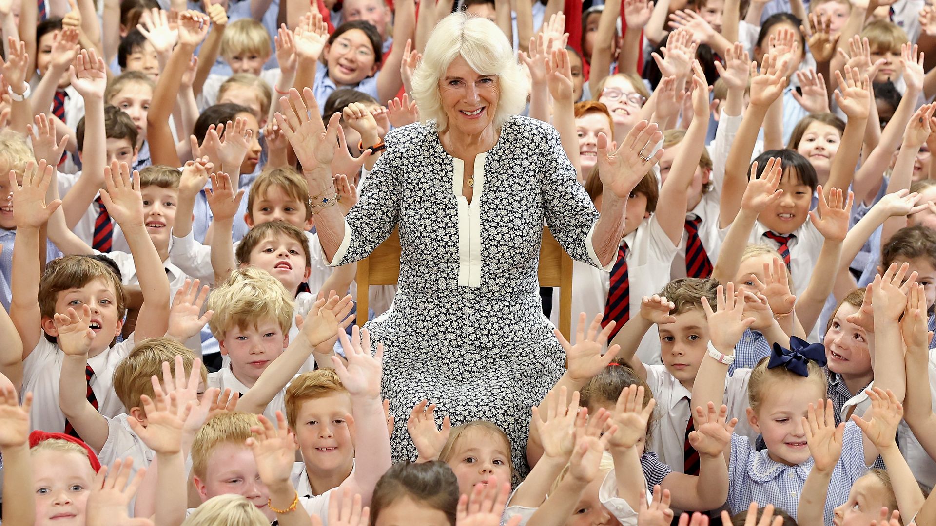 Las llamativas fotos de la reina Camilla con un grupo de niños que comparten su pasión
