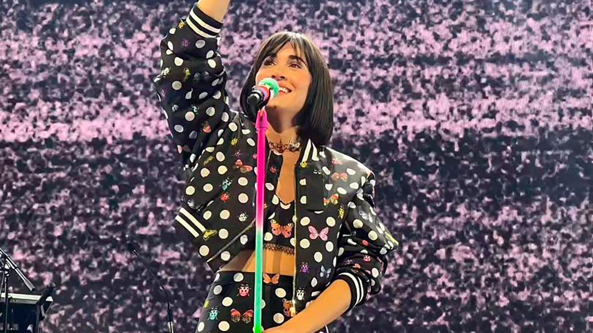 Aitana se viste de Dua Lipa con un look de lunares muy exclusivo en su actuación en Madrid