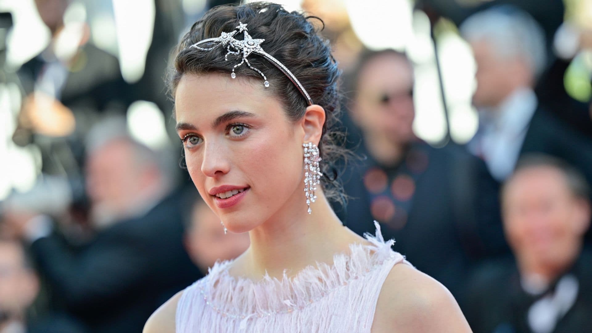 Sombreros, diademas y horquillas 'glitter': Margaret Qualley causa sensación con sus looks en Cannes